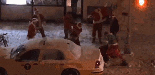 我到现场的时候，就看到这个圣诞老人打那个圣诞老人爆笑gif搞笑图片