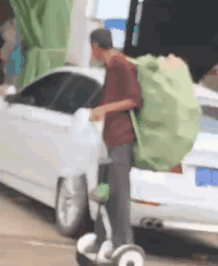 背个麻袋都这么有型爆笑gif搞笑图片