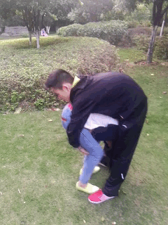 秀恩爱达到新高度爆笑gif搞笑图片