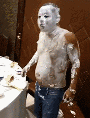 你这是用蛋糕洗了个澡吧爆笑gif搞笑图片