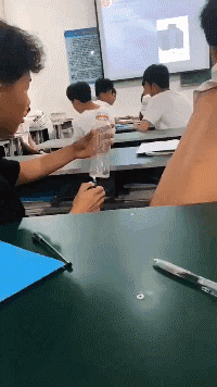 高中生给同桌拔罐爆笑gif搞笑图片