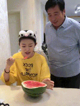 公公抢儿媳妇西瓜爆笑gif搞笑图片