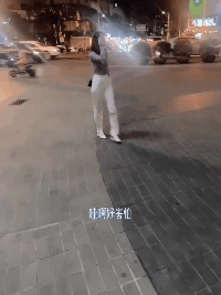 啊好害怕！我不看你就吓不到我爆笑gif搞笑图片