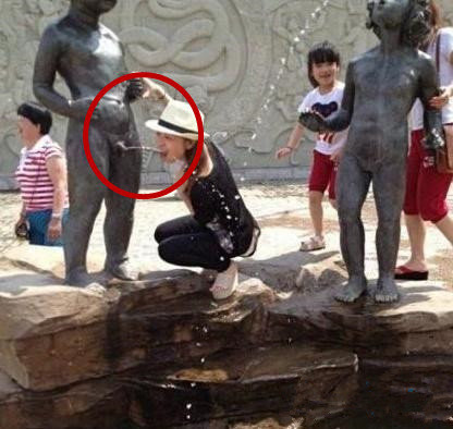 妹子实在口渴爆笑gif搞笑图片