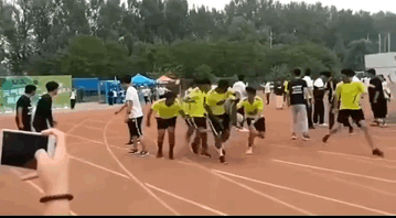 这位兄弟可能已经去了，没有在救的必要了爆笑gif搞笑图片