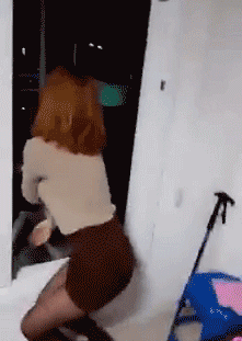 二哈这是要上天呀，连主人都打爆笑gif搞笑图片