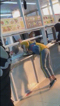 这下好了，我成了学校的公众人物了爆笑gif搞笑图片