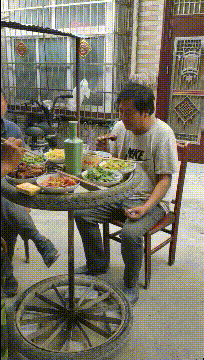 兄弟来了，只能简单吃一点爆笑gif搞笑图片