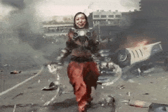 马保国手拿两条酷炫闪电鞭装逼GIF动图DIY斗图gif搞笑图片