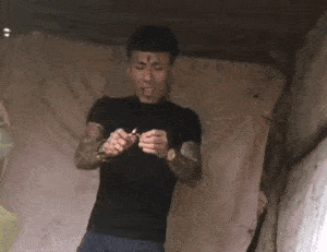 老八鞭炮炸睾丸_炸牛子GIF动图DIY斗图gif搞笑图片