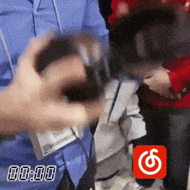 老外00:00听网抑云流下了眼泪gif动图DIY斗图gif搞笑图片