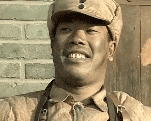 军人王有胜一脸得意的笑GIF表情包DIY斗图gif搞笑图片