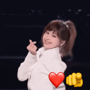 《乘风破浪》王心凌微笑比心笔芯gif动图DIY斗图gif搞笑图片