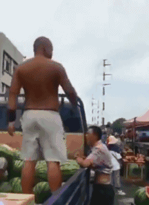 这是一个被卖西瓜耽误的篮球运动员创意gif搞笑图片