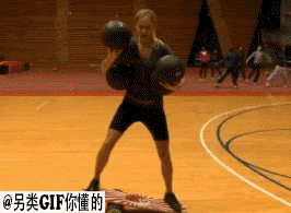 超强身体协调平衡！膜拜啊！！创意gif搞笑图片