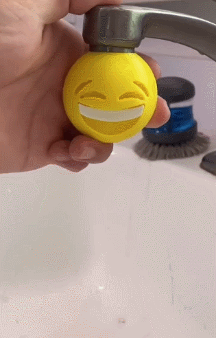 好物推荐，这玩儿意简直了，就是别滋一身水！创意gif搞笑图片