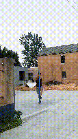 这位老哥交通工具什么水平？百公里不消耗几根德芙，可玩不出如此创意gif搞笑图片