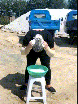 小哥洗发堪称全网最牛洗发创意gif搞笑图片