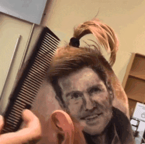 小样的，没想到还有两幅面孔啊你！创意gif搞笑图片