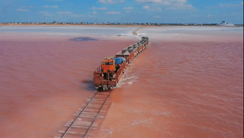 行驶在海面上的火车创意gif图创意gif搞笑图片