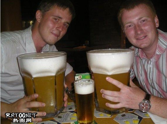 有趣的酒杯创意gif搞笑图片