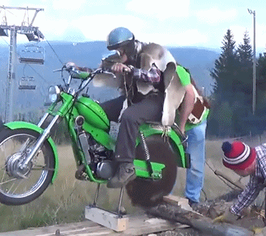 摩托车变电锯，外国人真会玩创意gif搞笑图片