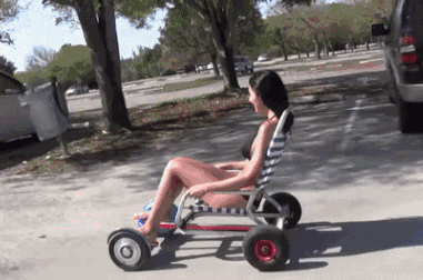 美女玩的真开心，小心刹不住车创意gif搞笑图片