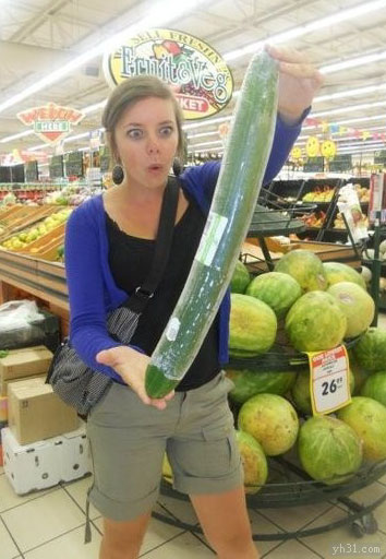 美女看到这么大的黄瓜惊呆了创意gif搞笑图片