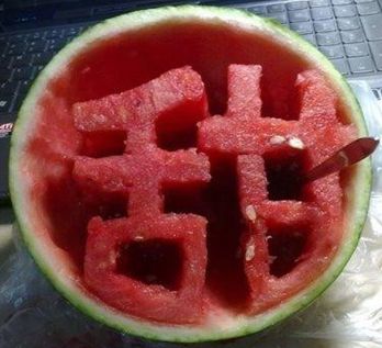 好甜的西瓜创意gif搞笑图片