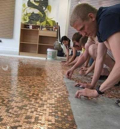 拿硬币当地板，有钱人的世界咱不懂创意gif搞笑图片