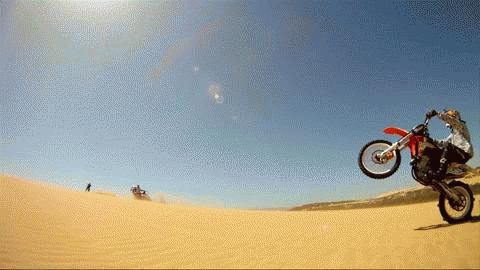 在沙漠骑摩托车玩创意创意gif搞笑图片