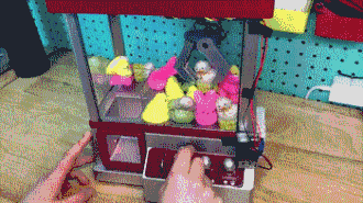 大力夹娃娃机创意gif搞笑图片