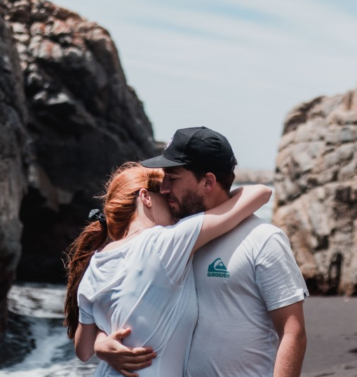 情侣拥抱亲吻创意拍照图创意gif搞笑图片