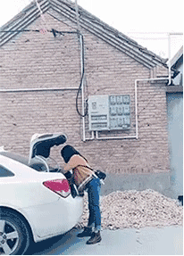 创意用脚关汽车后备箱失败搞笑动态图创意gif搞笑图片