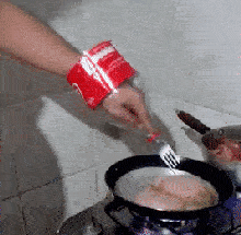 创意煎牛排防溅油搞笑动态图创意gif搞笑图片