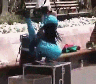 美女街头创意杂技表演搞笑动态图创意gif搞笑图片