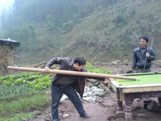 创意农村打台球低配搞笑图片创意gif搞笑图片