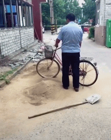 创意自相车篮筛沙子搞笑动图创意gif搞笑图片