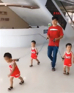 爸爸带小孩创意防走失搞笑动图创意gif搞笑图片