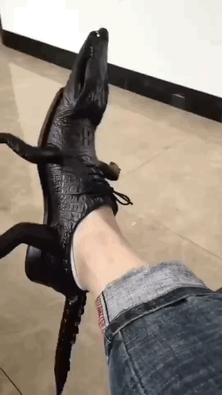 创意鳄鱼形状的皮鞋搞笑动图创意gif搞笑图片