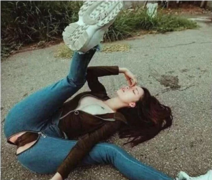 创意奇葩个性开档紧身牛仔裤搞笑图创意gif搞笑图片