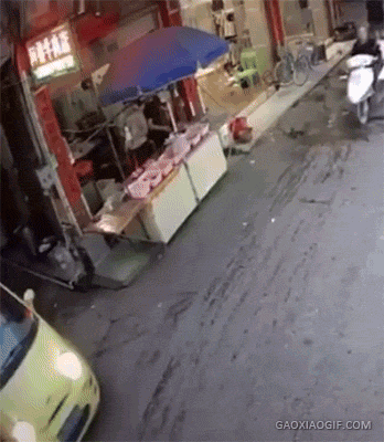 电动车创意转弯漂移搞笑动态图创意gif搞笑图片