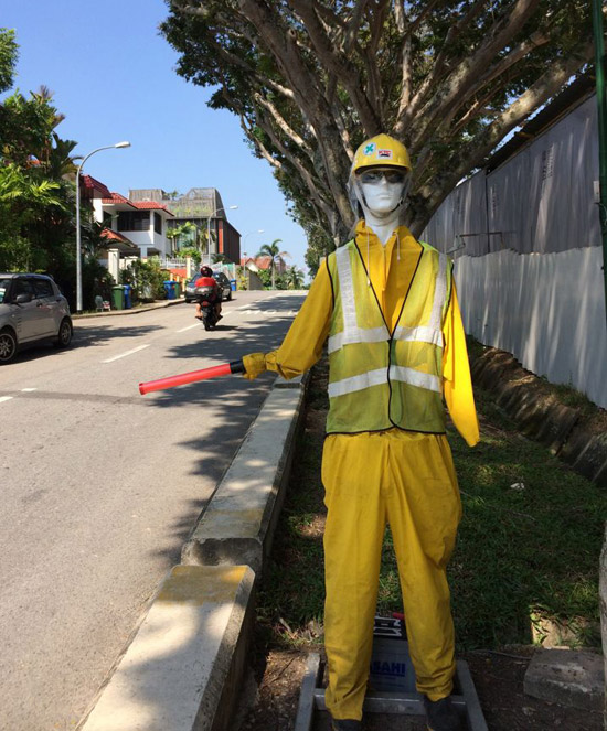 创意交警雕像搞笑图片创意gif搞笑图片