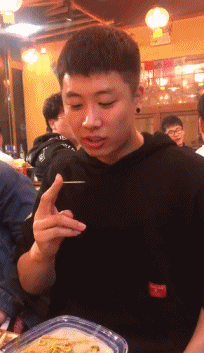 创意传递牙签游戏错位手法动态图创意gif搞笑图片