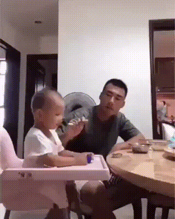 创意喂小孩吃饭技巧打玩偶教育动态图创意gif搞笑图片