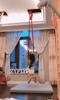 美女sm创意空中瑜伽劈叉一字马动态图创意gif搞笑图片