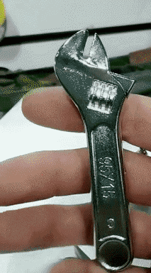 创意的扳手打火机图创意gif搞笑图片