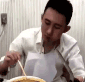 剪刀吃面的搞笑动图创意gif搞笑图片