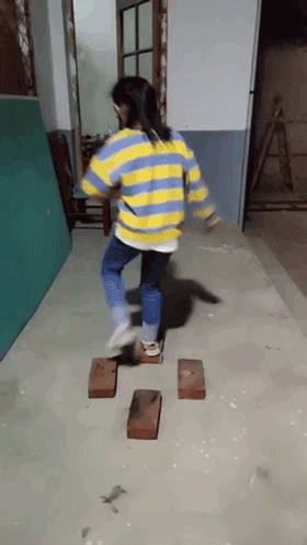 搞笑创意学广场舞的动图创意gif搞笑图片