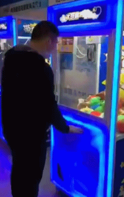 创意搞笑的抓娃娃机动图创意gif搞笑图片